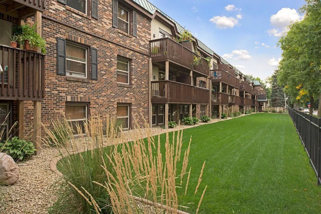 Uptown Plaza Apartments Picture